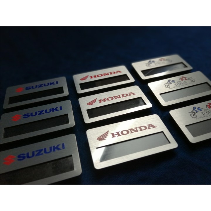 Identyfikator metalowy z okienkiem z nadrukiem UV